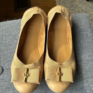 Tory Burch beige flats in 6.5 in excellent condition